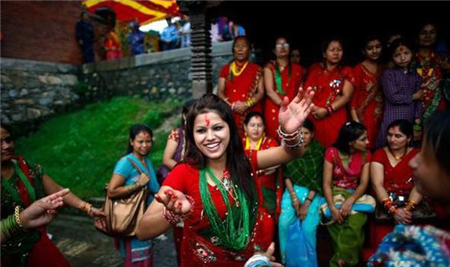 为什么尼泊尔女性大部分生活贫穷，却还能穿金戴银？看完你就懂了-第4张图片-今日热点分享